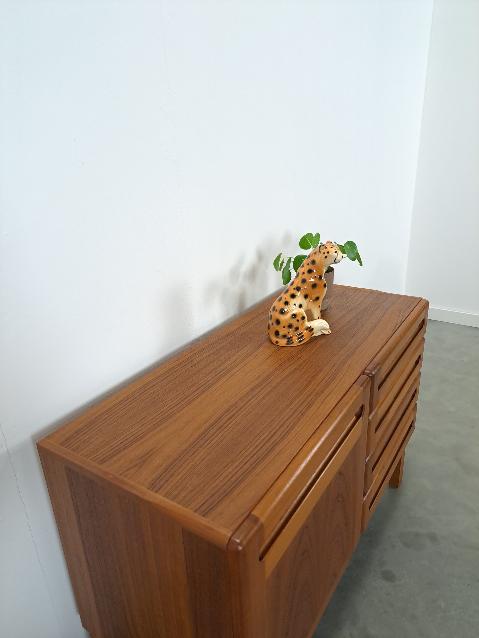 Vintage Deens design teak dressoir Dyrlund, ladekast