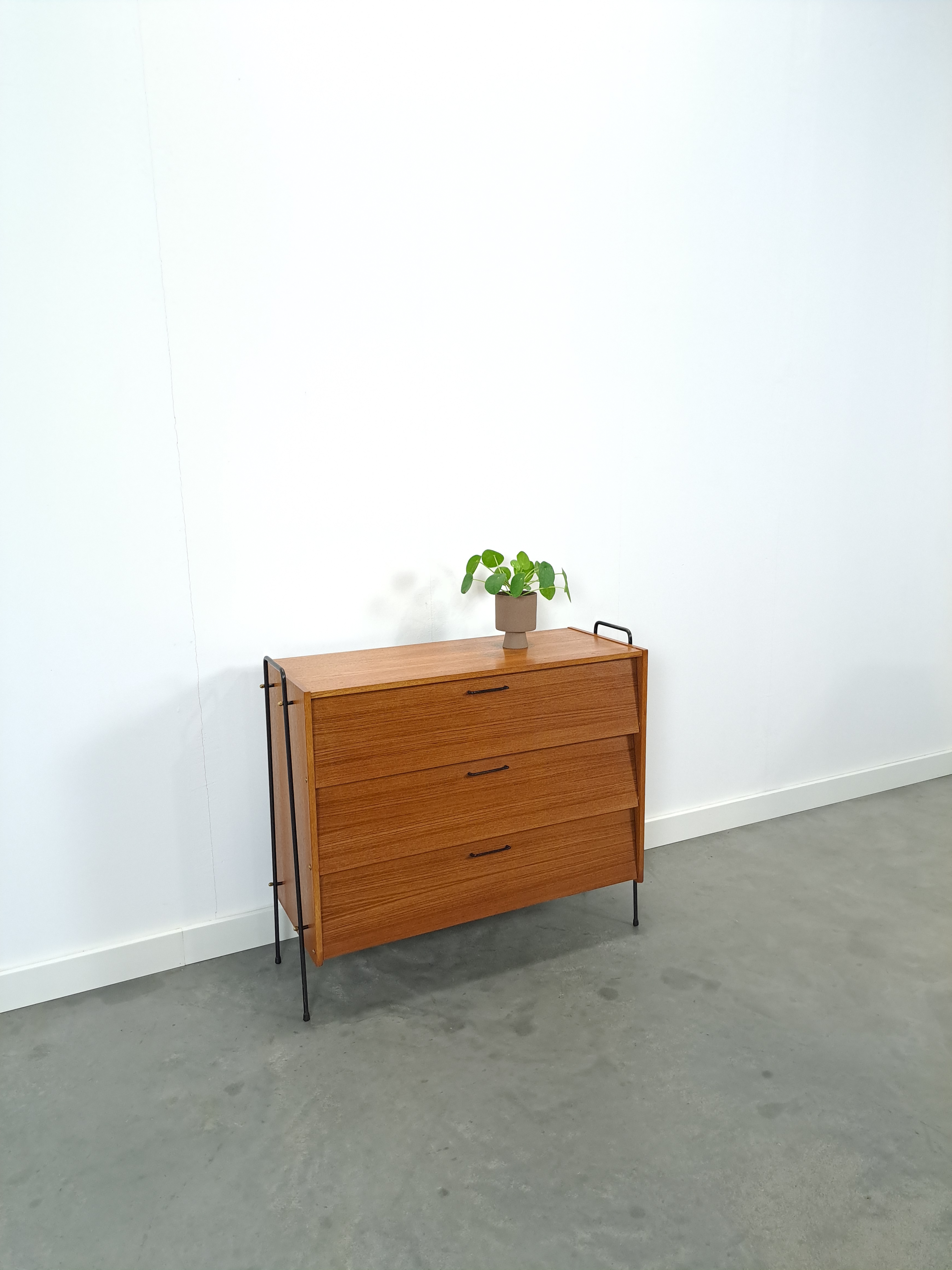 Vintage design teak schoenenkast Ilse met zwarte metalen poten, schoenenrek