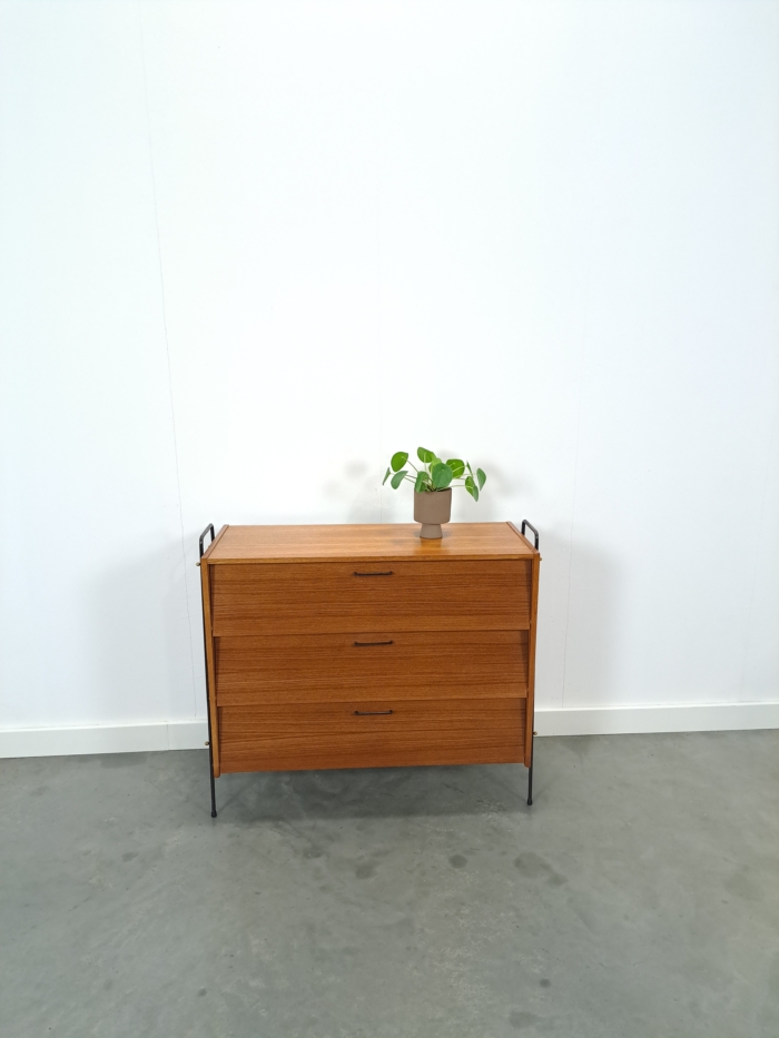 Vintage design teak schoenenkast Ilse met zwarte metalen poten, schoenenrek