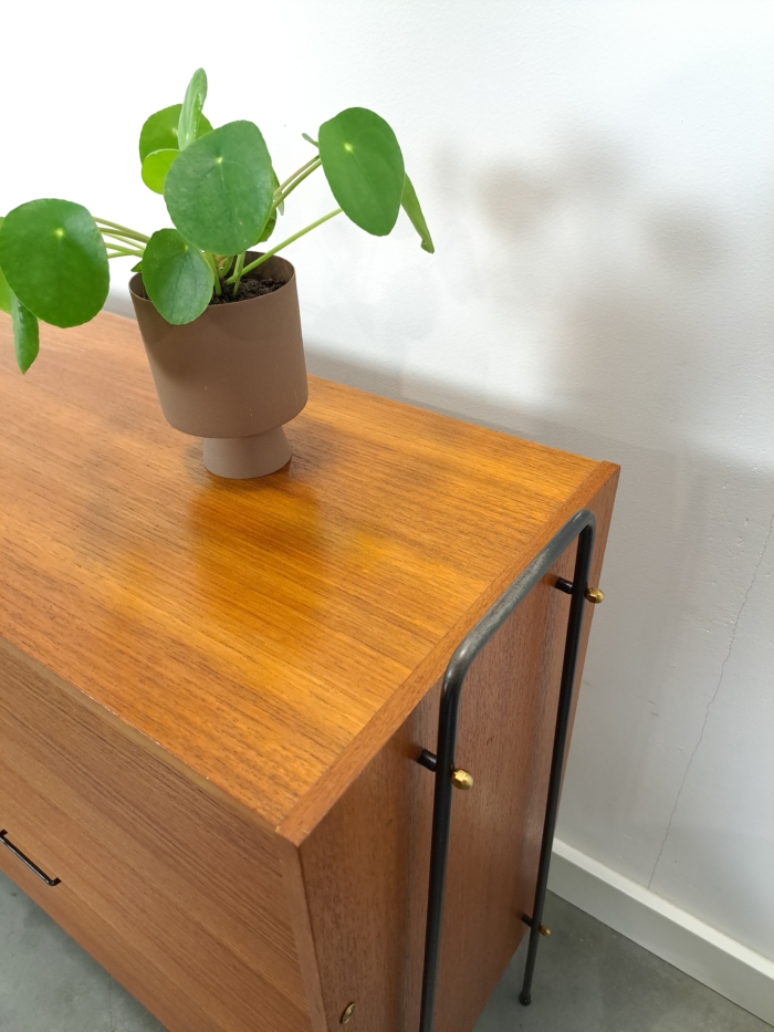 Vintage design teak schoenenkast Ilse met zwarte metalen poten, schoenenrek