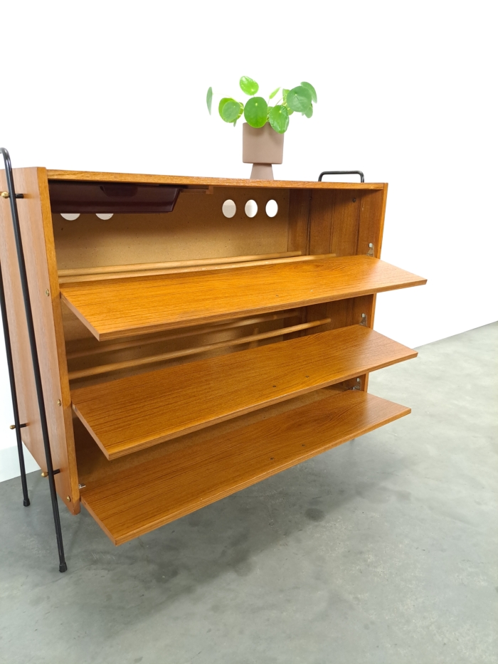 Vintage design teak schoenenkast Ilse met zwarte metalen poten, schoenenrek