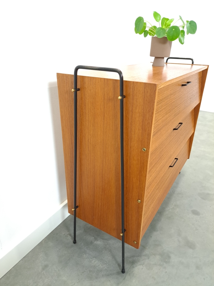 Vintage design teak schoenenkast Ilse met zwarte metalen poten, schoenenrek