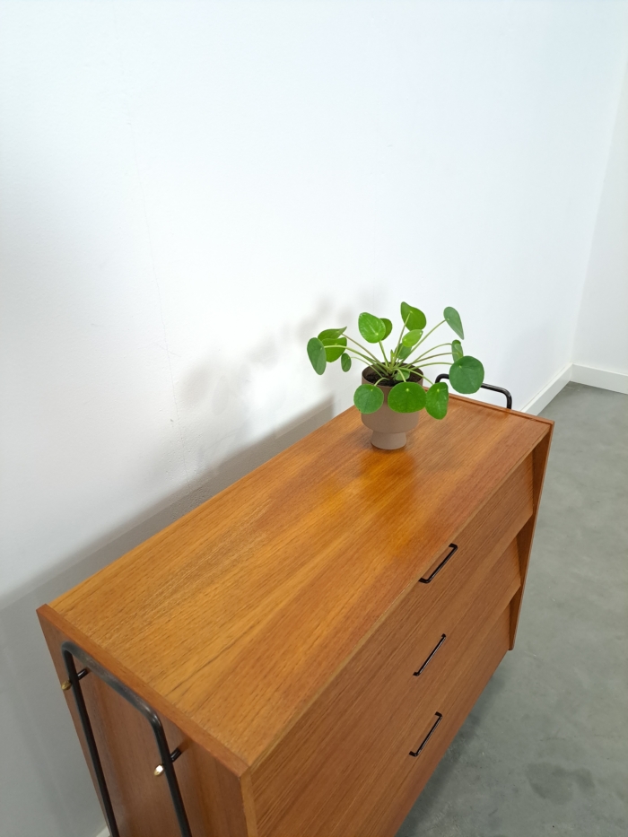 Vintage design teak schoenenkast Ilse met zwarte metalen poten, schoenenrek