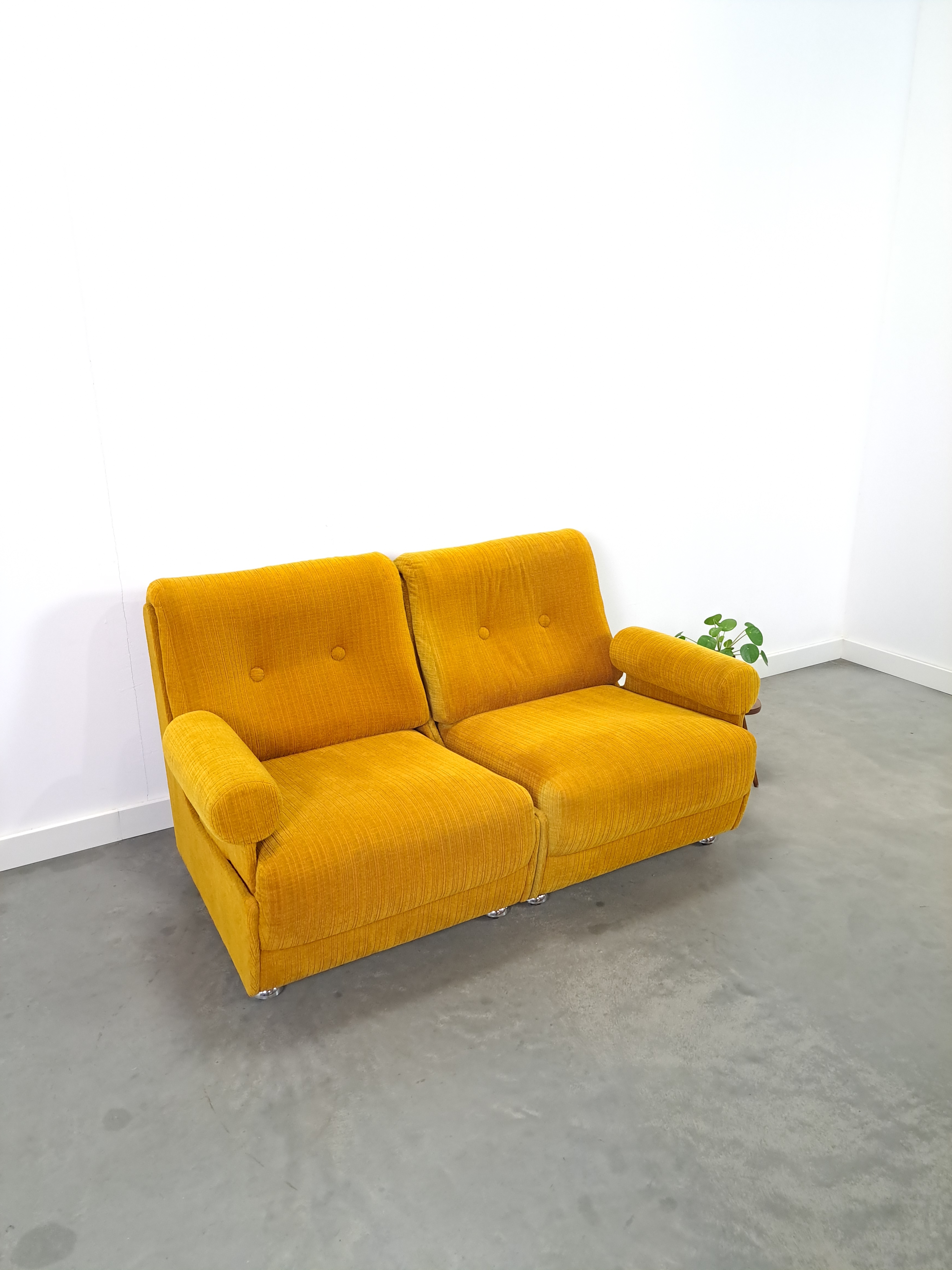 Vintage modulaire sofa, fauteuils warm geel, twee persoonsbank