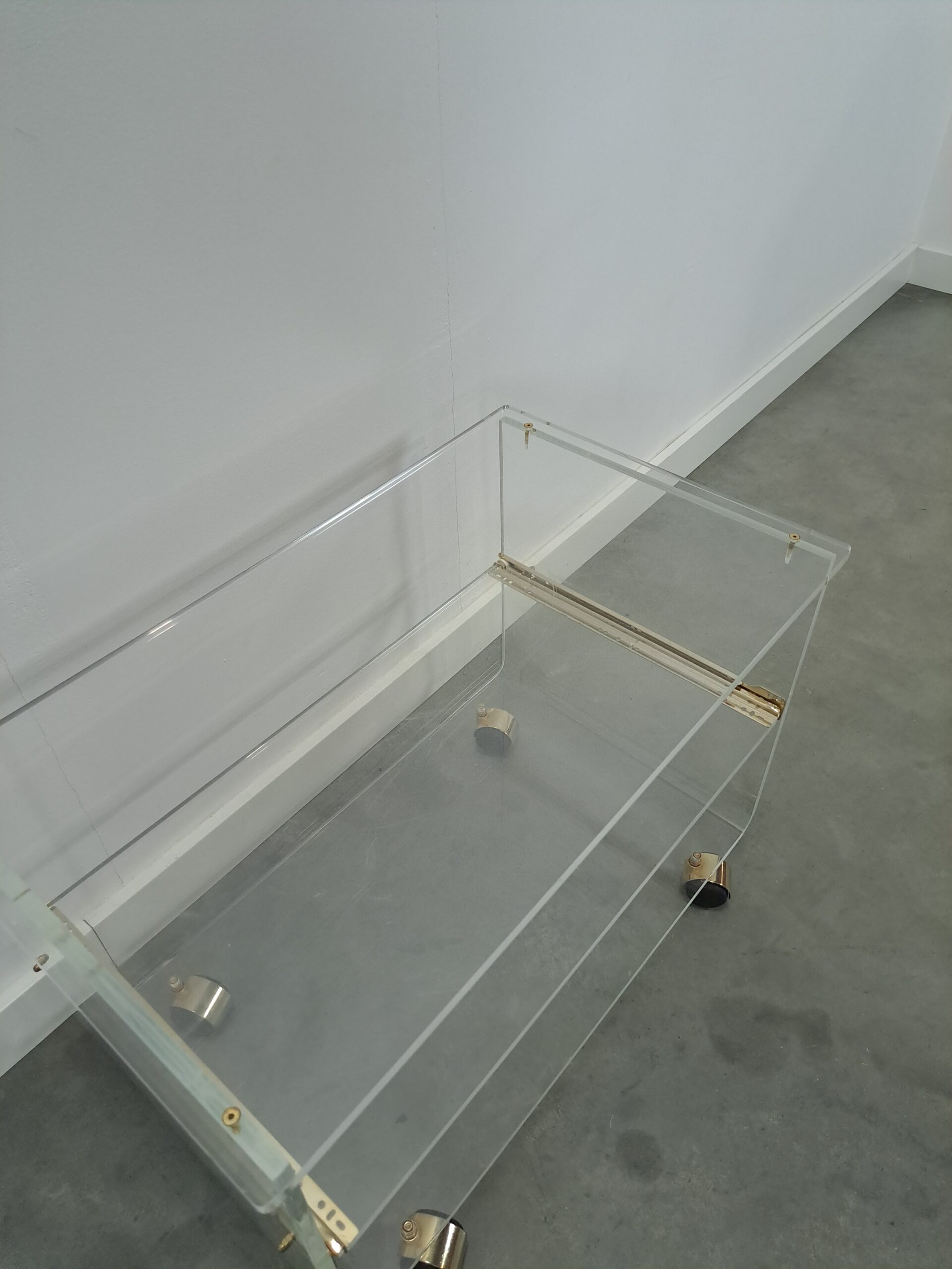 Vintage space age plexiglas trolley met messing, tv meubel
