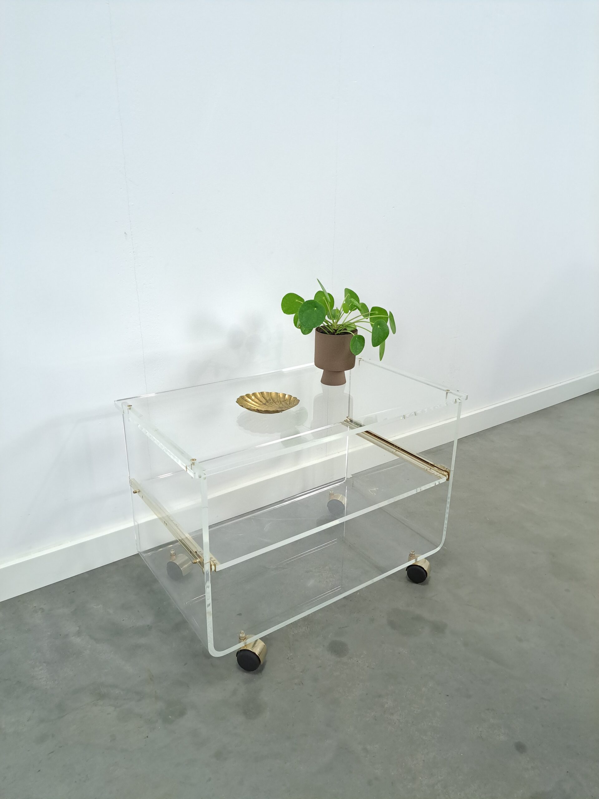 Vintage space age plexiglas trolley met messing, tv meubel