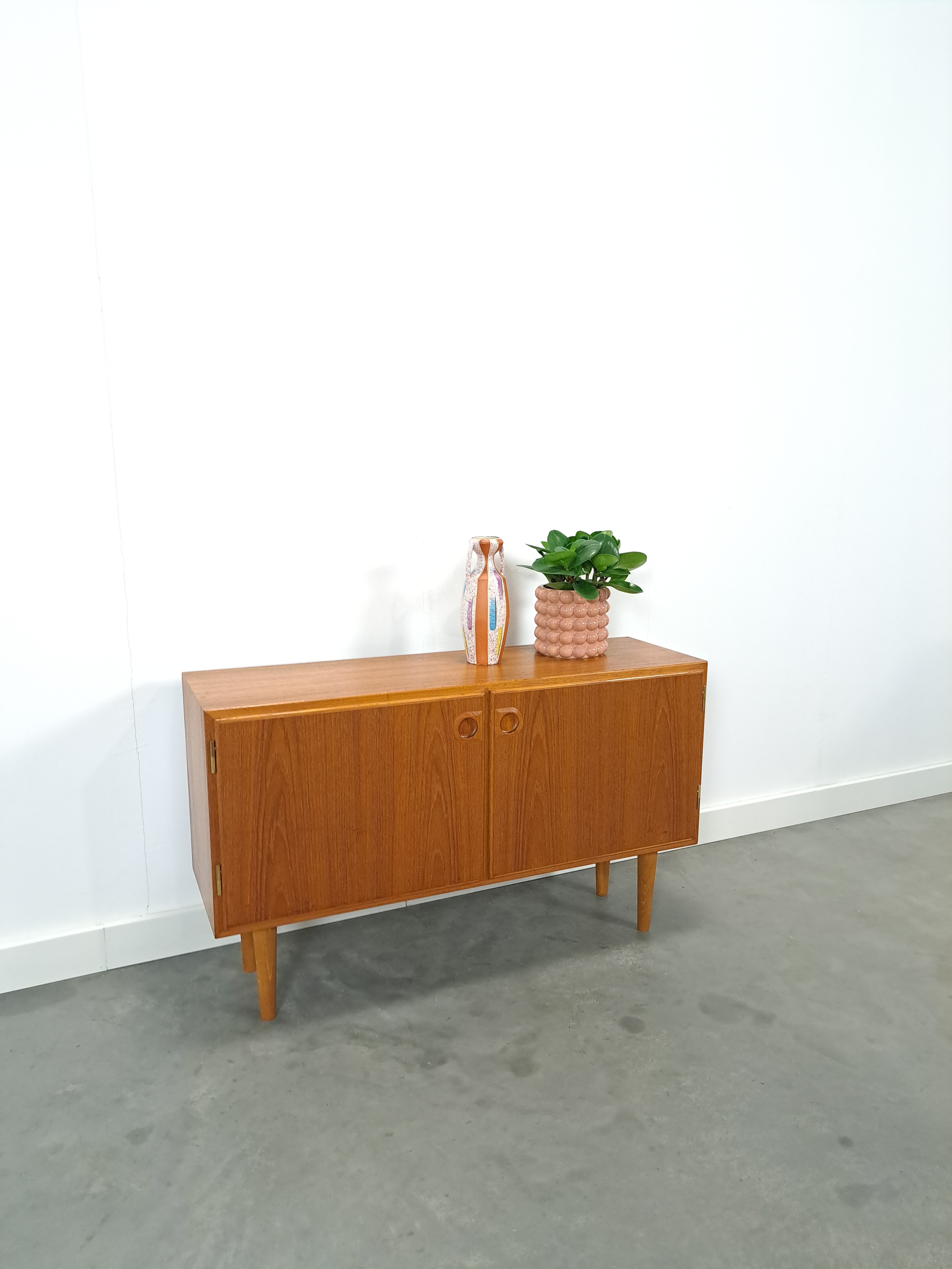 Vintage teak kastje met ronde grepen, sideboard