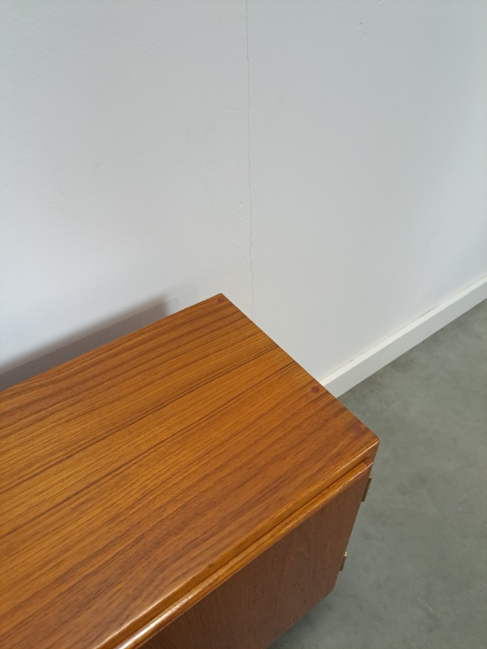 Vintage teak kastje met ronde grepen, sideboard