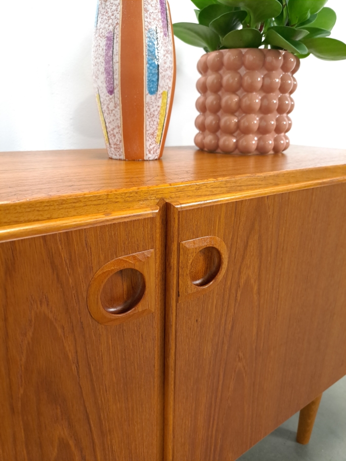 Vintage teak kastje met ronde grepen, sideboard
