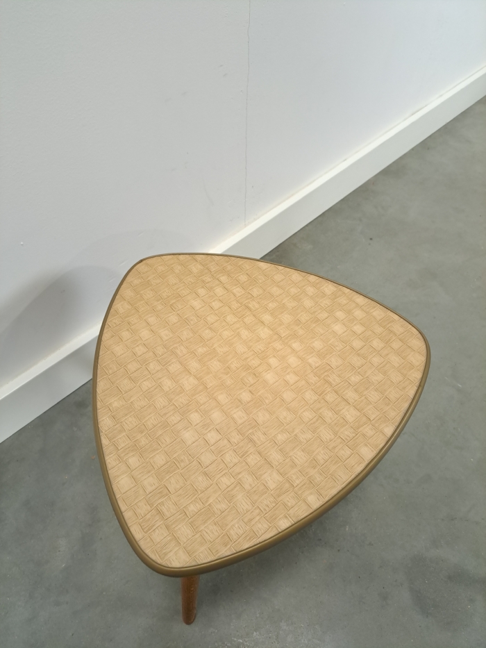 Vintage bijzettafel plantentafel met beige creme geblokt formica blad, nr. 29