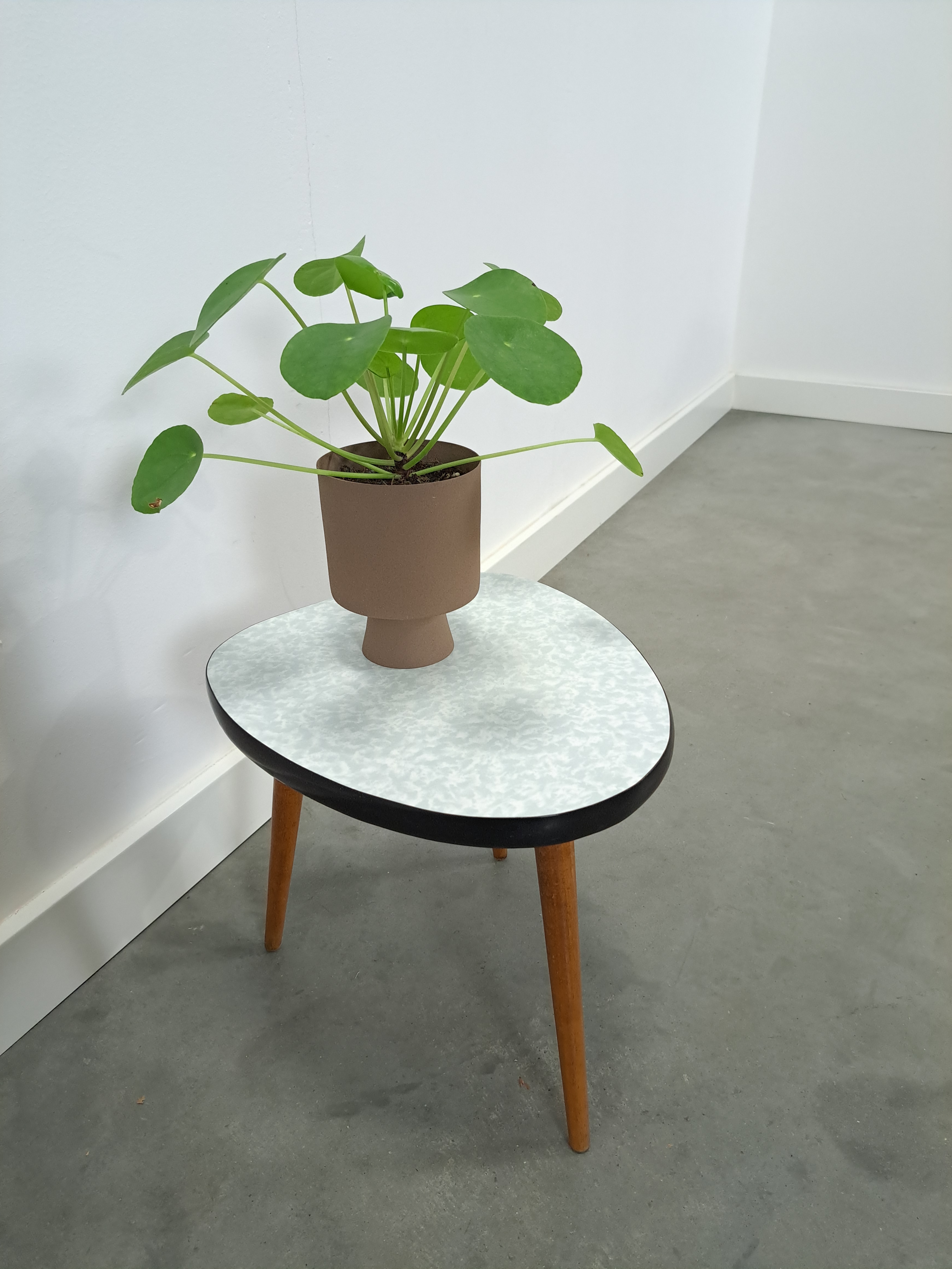 Vintage bijzettafel plantentafel met wit lichtblauw formica blad, nr. 30