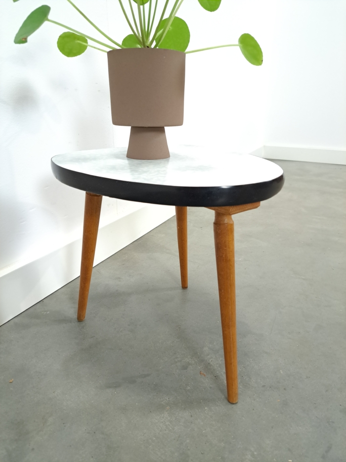 Vintage bijzettafel plantentafel met wit lichtblauw formica blad, nr. 30