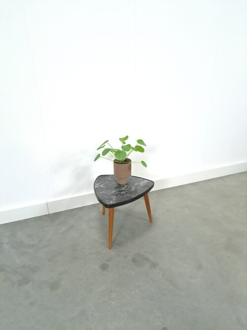 Vintage bijzettafel plantentafel met zwart marmerlook formica blad, nr. 27, plantentafel