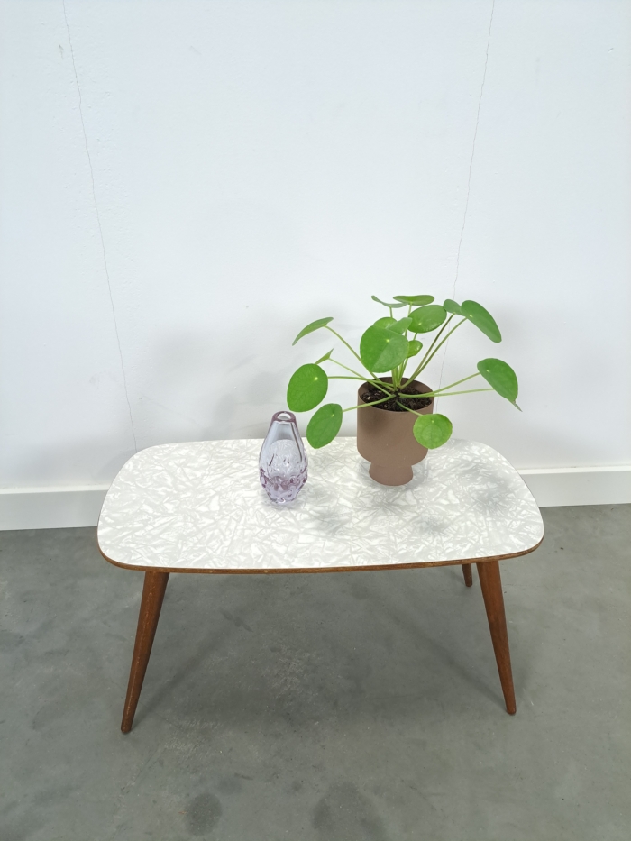 Vintage brede bijzettafel plantentafel met wit grijs formica blad, nr. 28