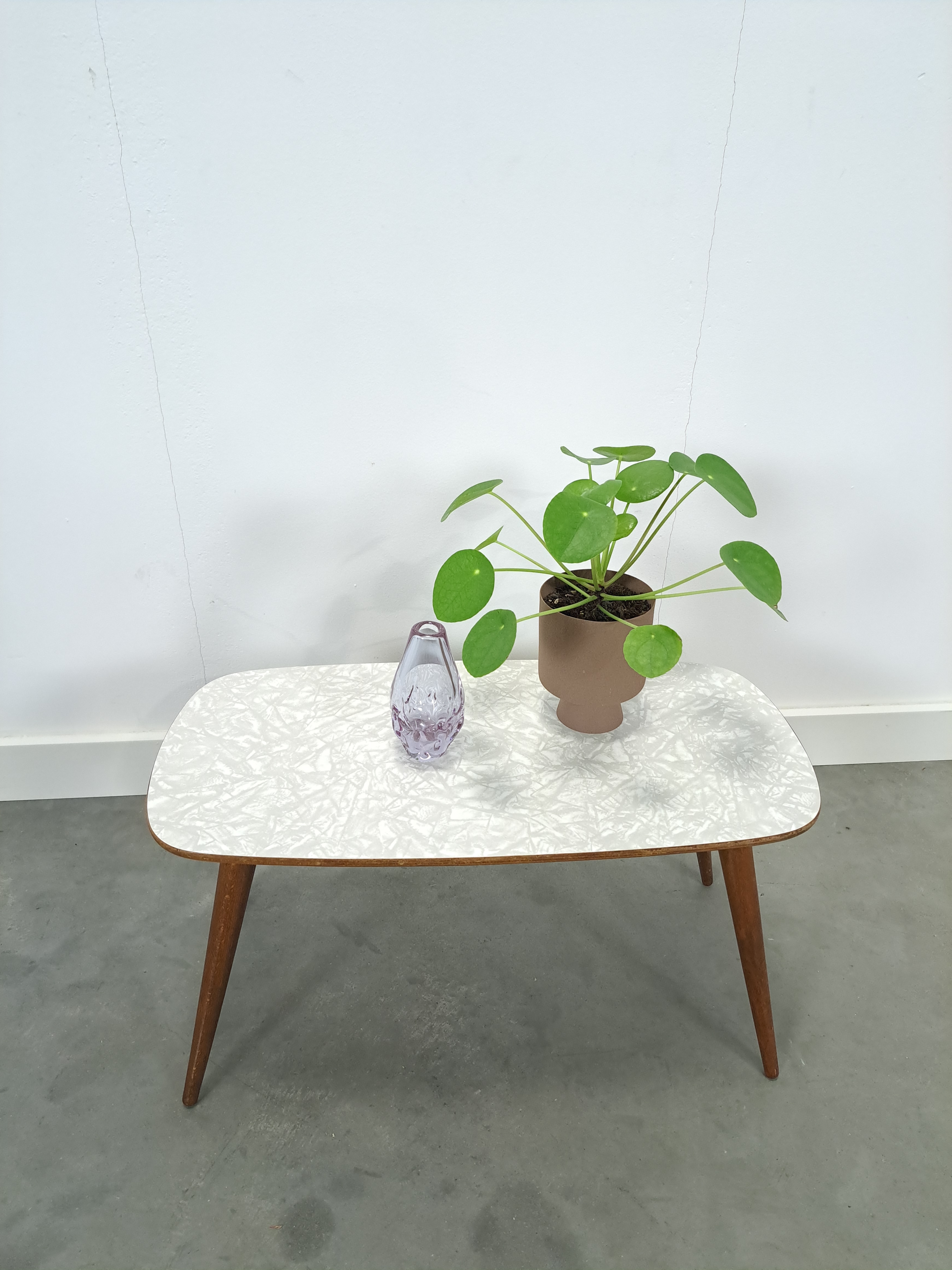 Vintage brede bijzettafel plantentafel met wit grijs formica blad, nr. 28