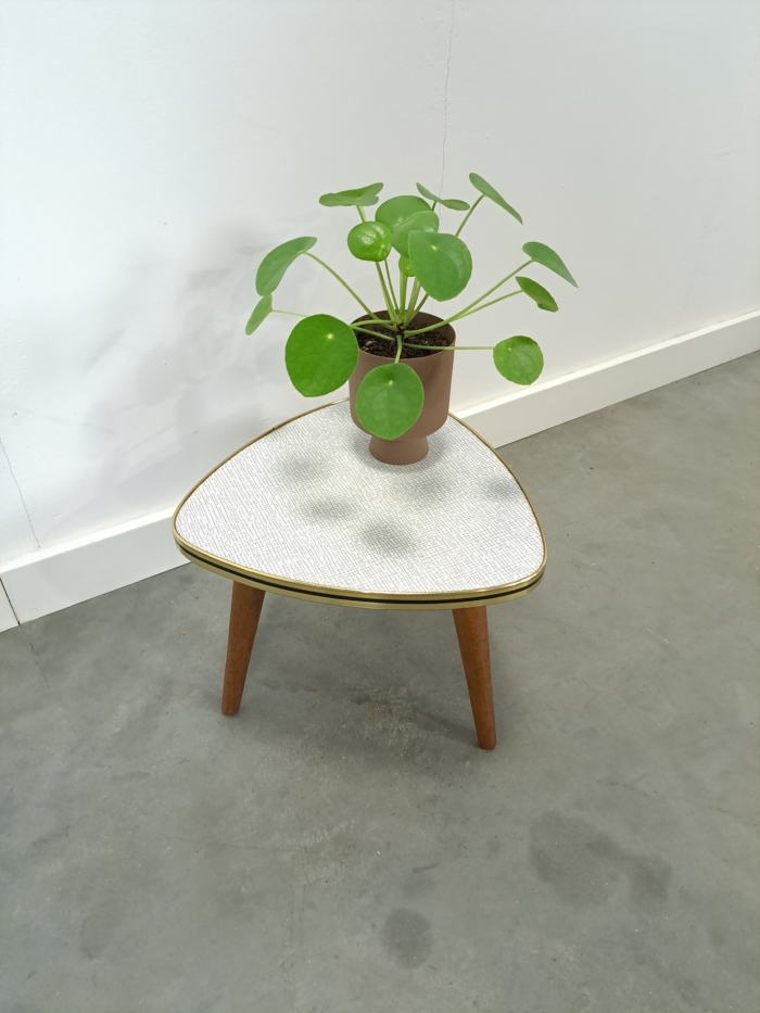 Vintage jaren 50 bijzettafel plantentafel met wit grijze streepjes formica blad, nr. 31