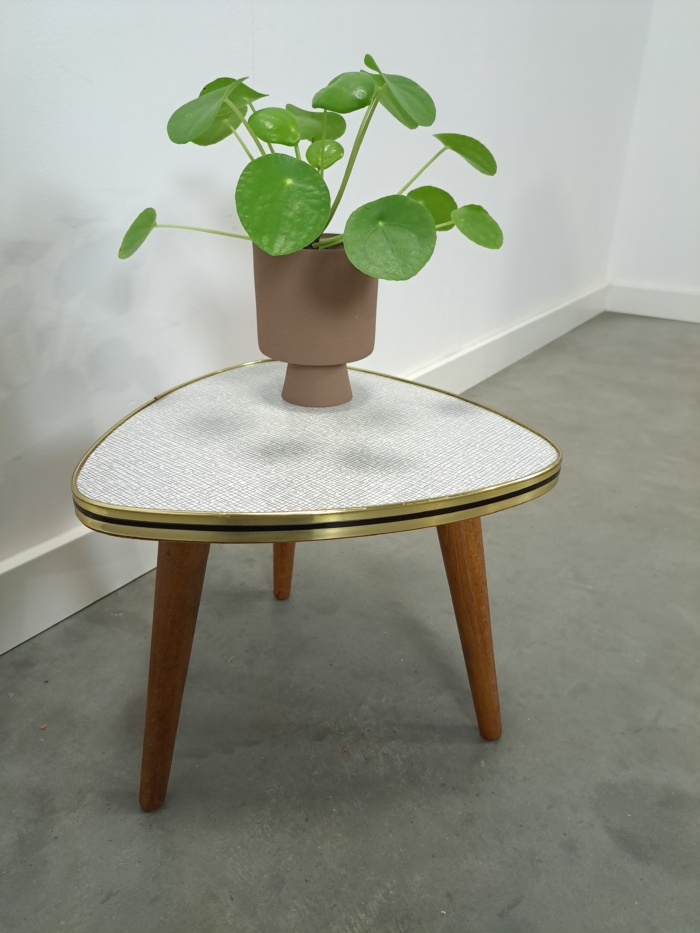 Vintage jaren 50 bijzettafel plantentafel met wit grijze streepjes formica blad, nr. 31
