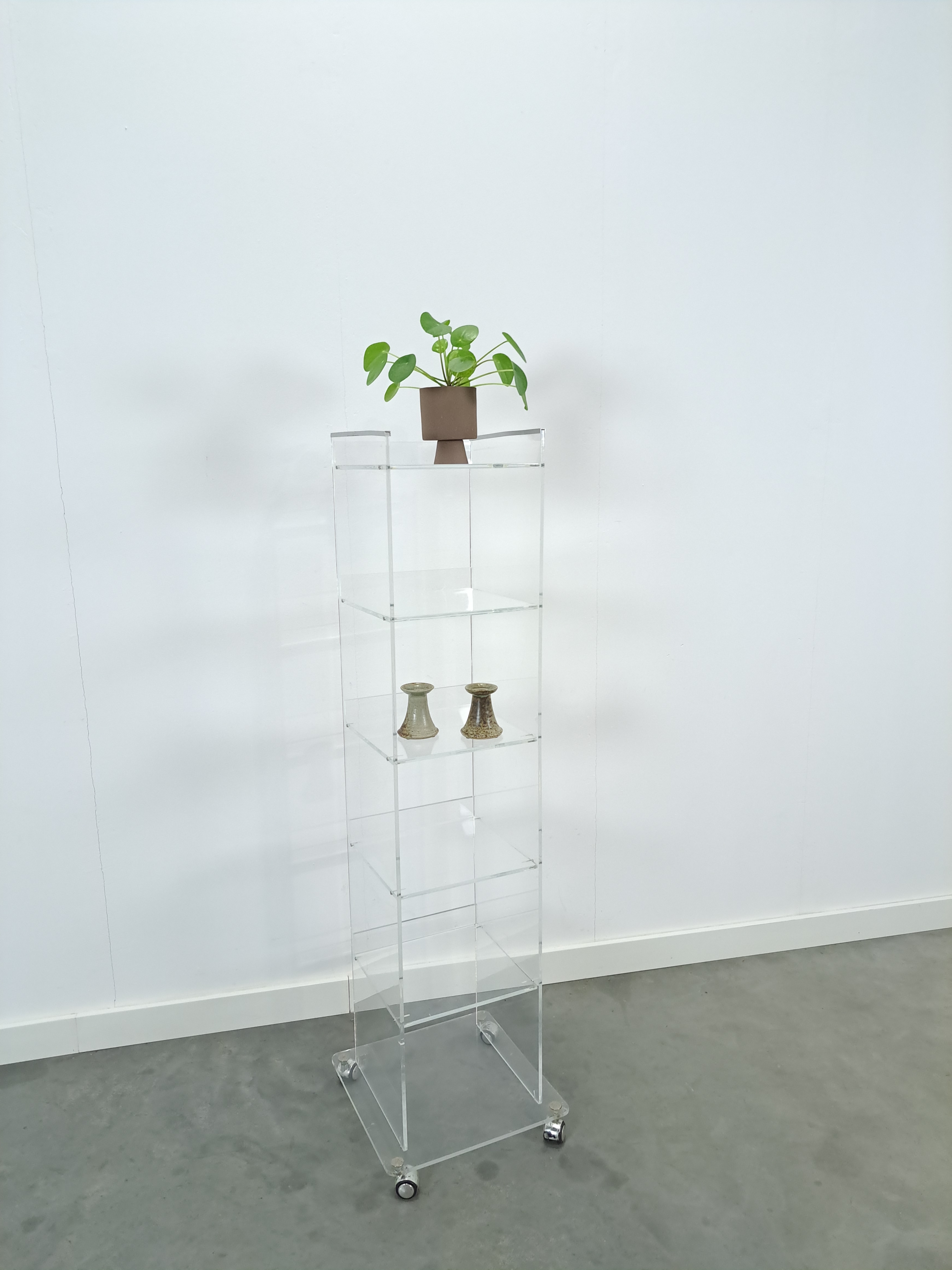 Vintage plexiglas stellingkast opbergkast op wielen
