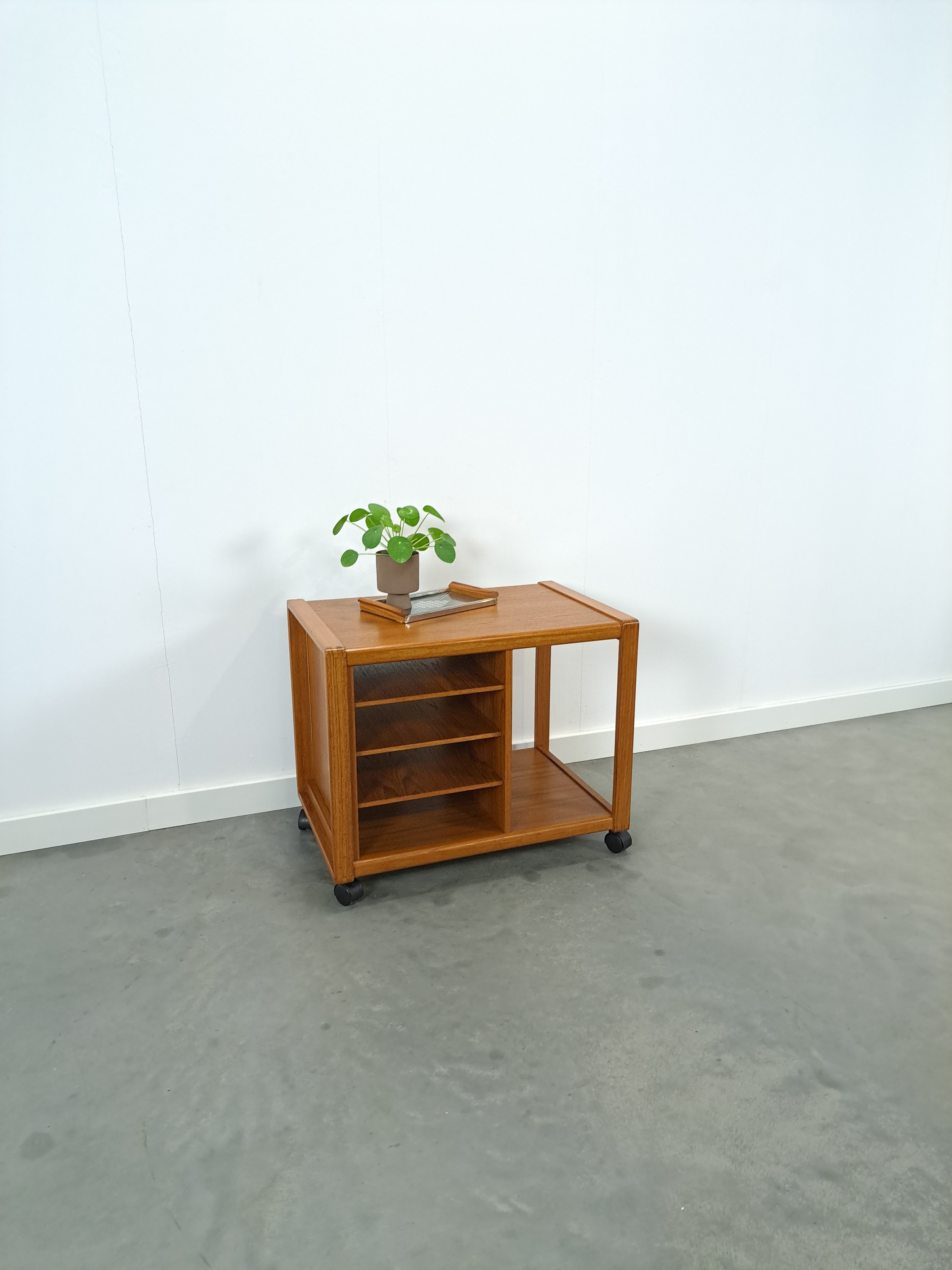 Vintage teak trolley met legplanken jaren 60 tv meubel, audio meubel