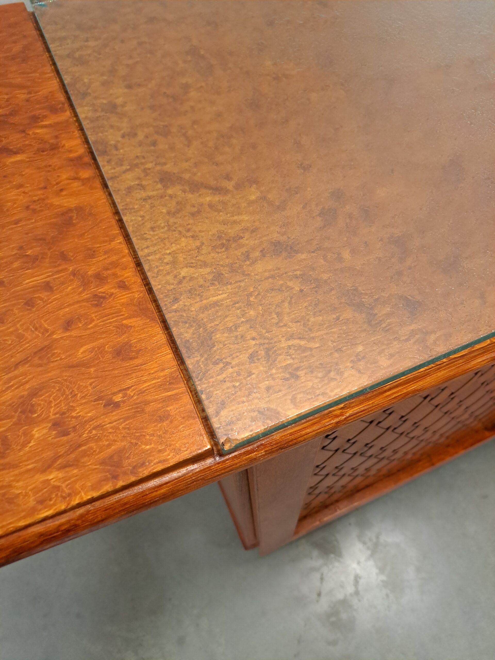 Vintage bar dressoir met uitschuifbare bar en glazen blad