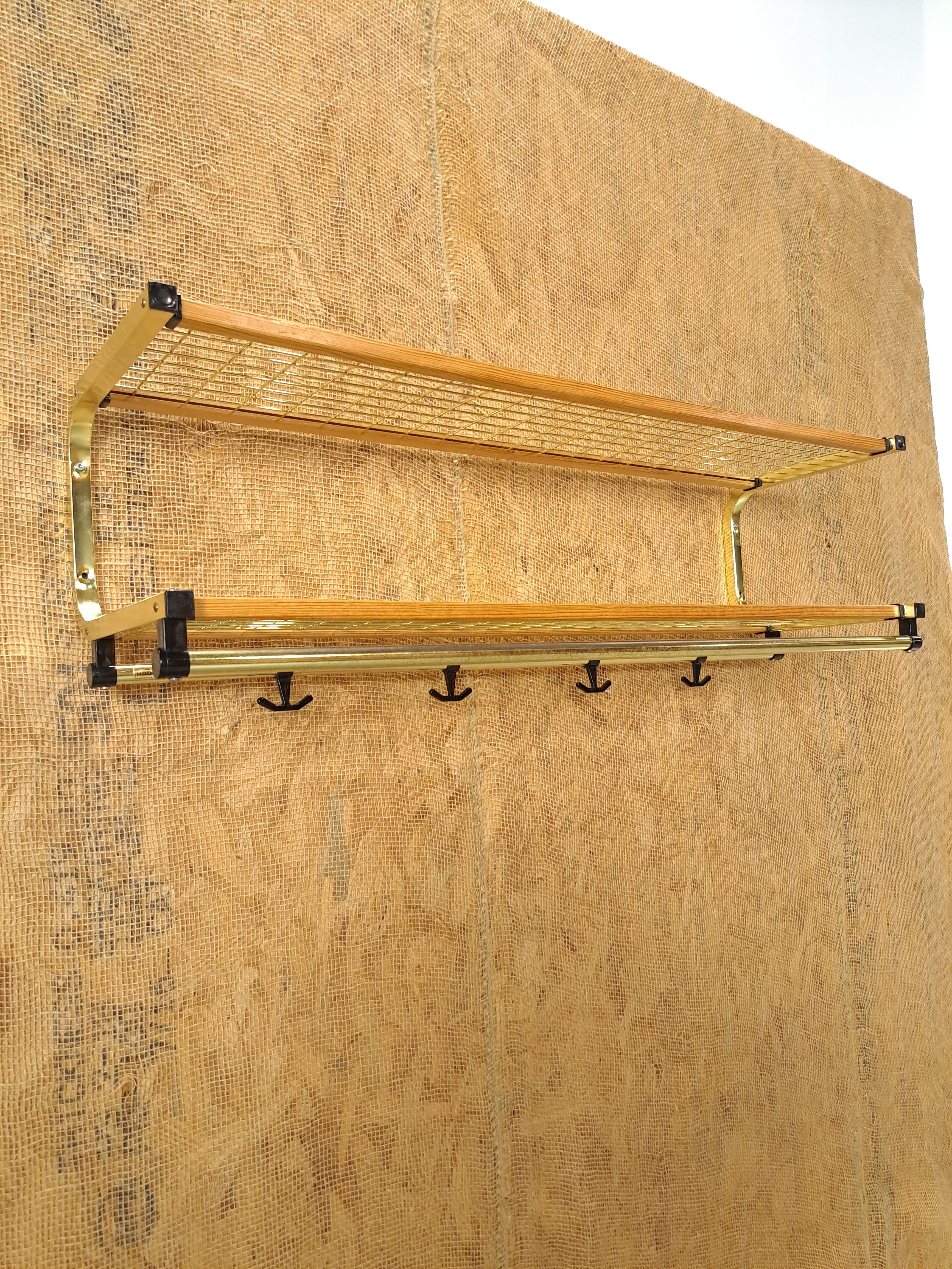 Vintage Habo kapstok uit Zweden goudkleurig met hout, nr. 15, wandkapstok