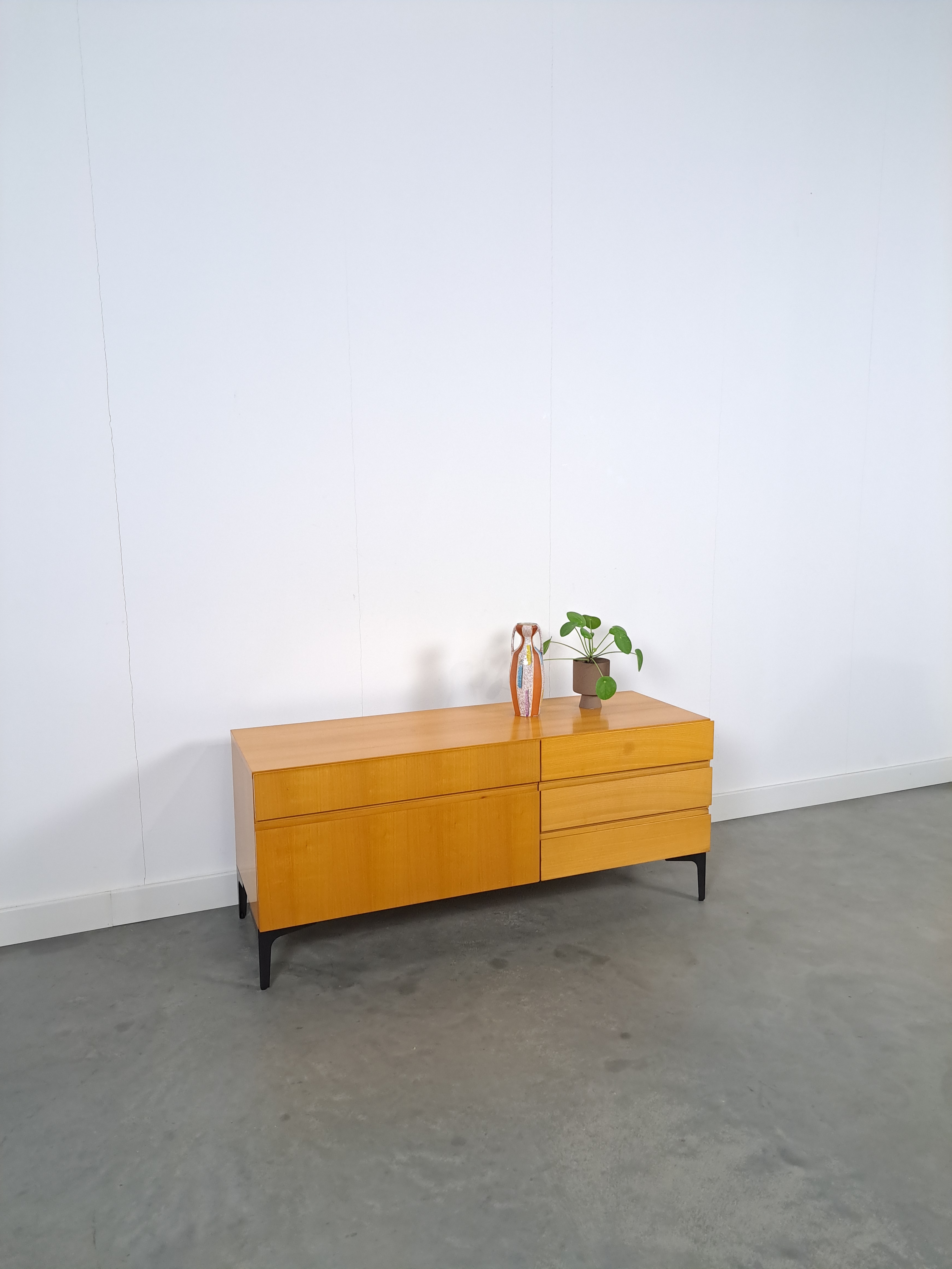 Vintage fineer tv meubel dressoir met lades en zwart stalen poten