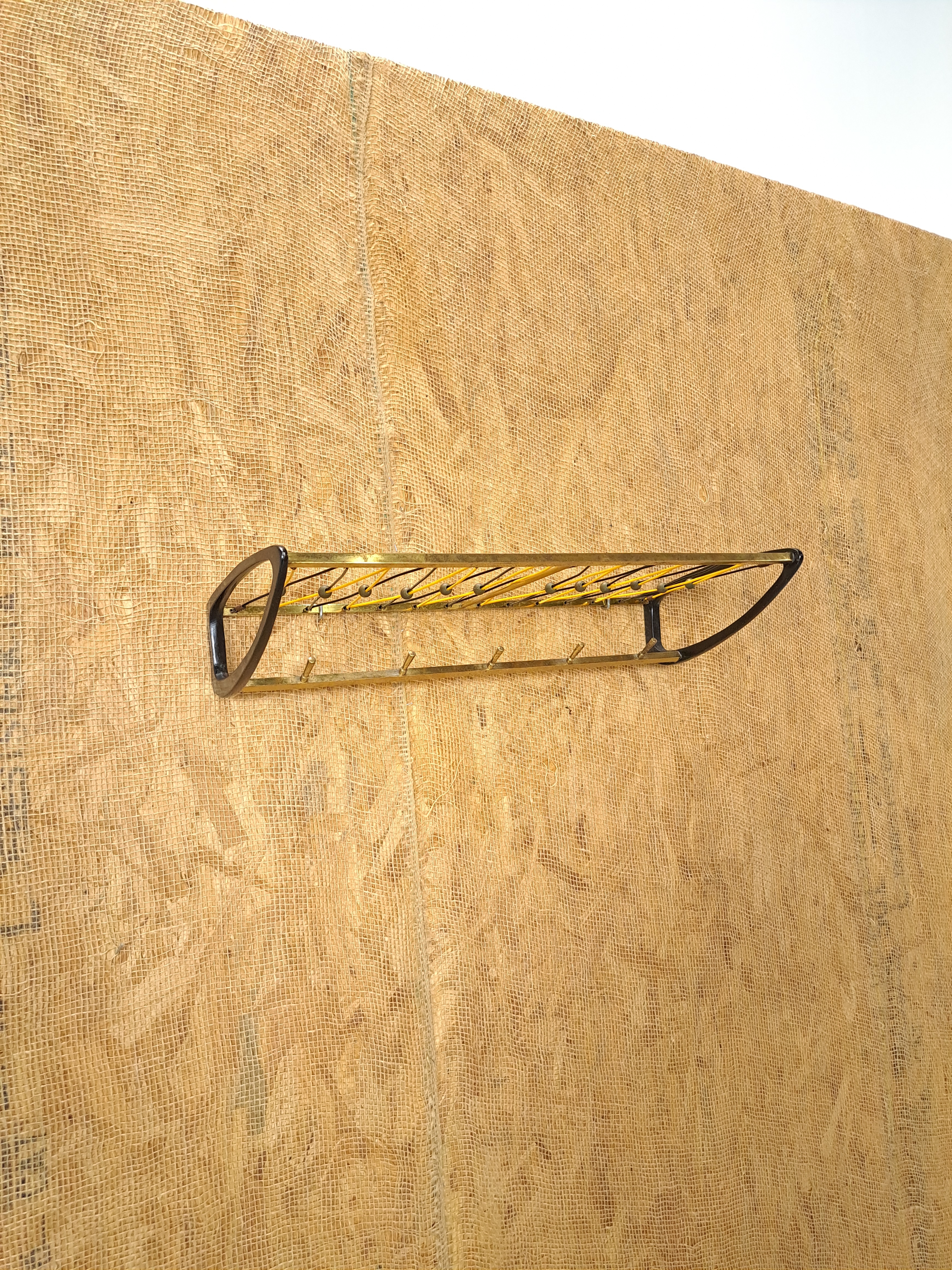 Vintage jaren 50 kapstok met messing haken en zwart, nr. 19, wandkapstok