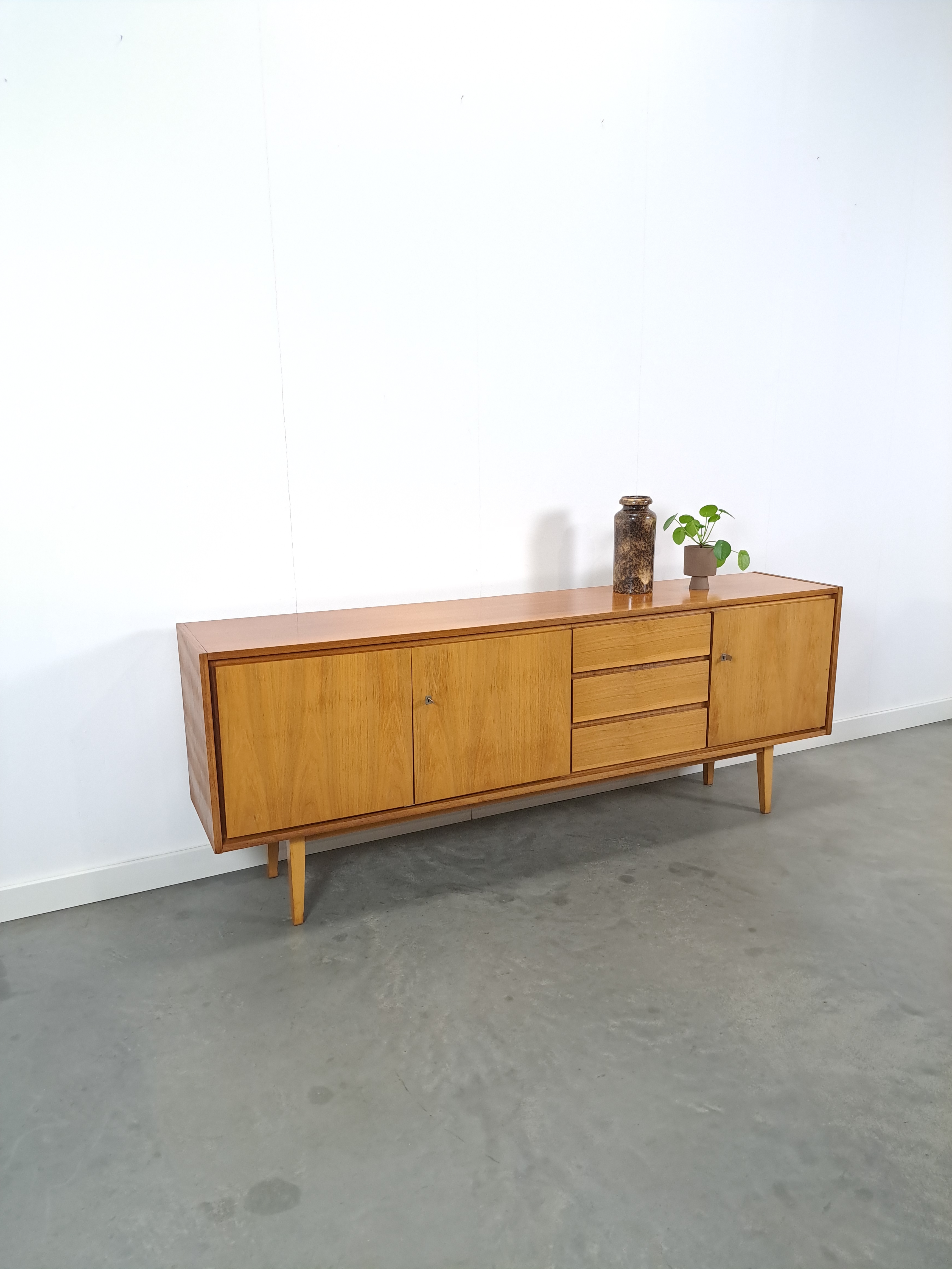 Vintage mid-century notenhout fineer dressoir met 3 lades, sideboard