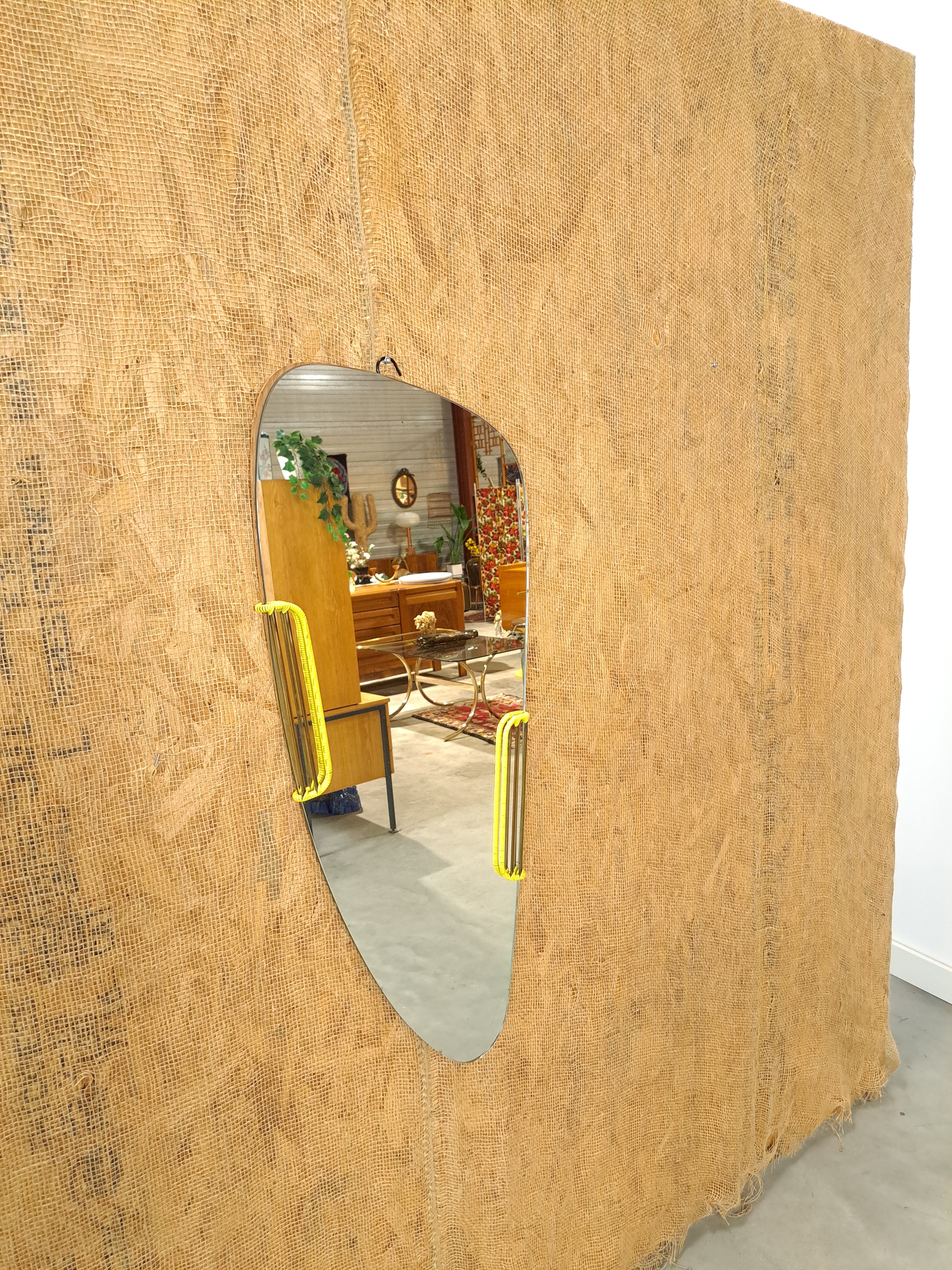 Vintage spiegel met gele kunststof details, wandspiegel