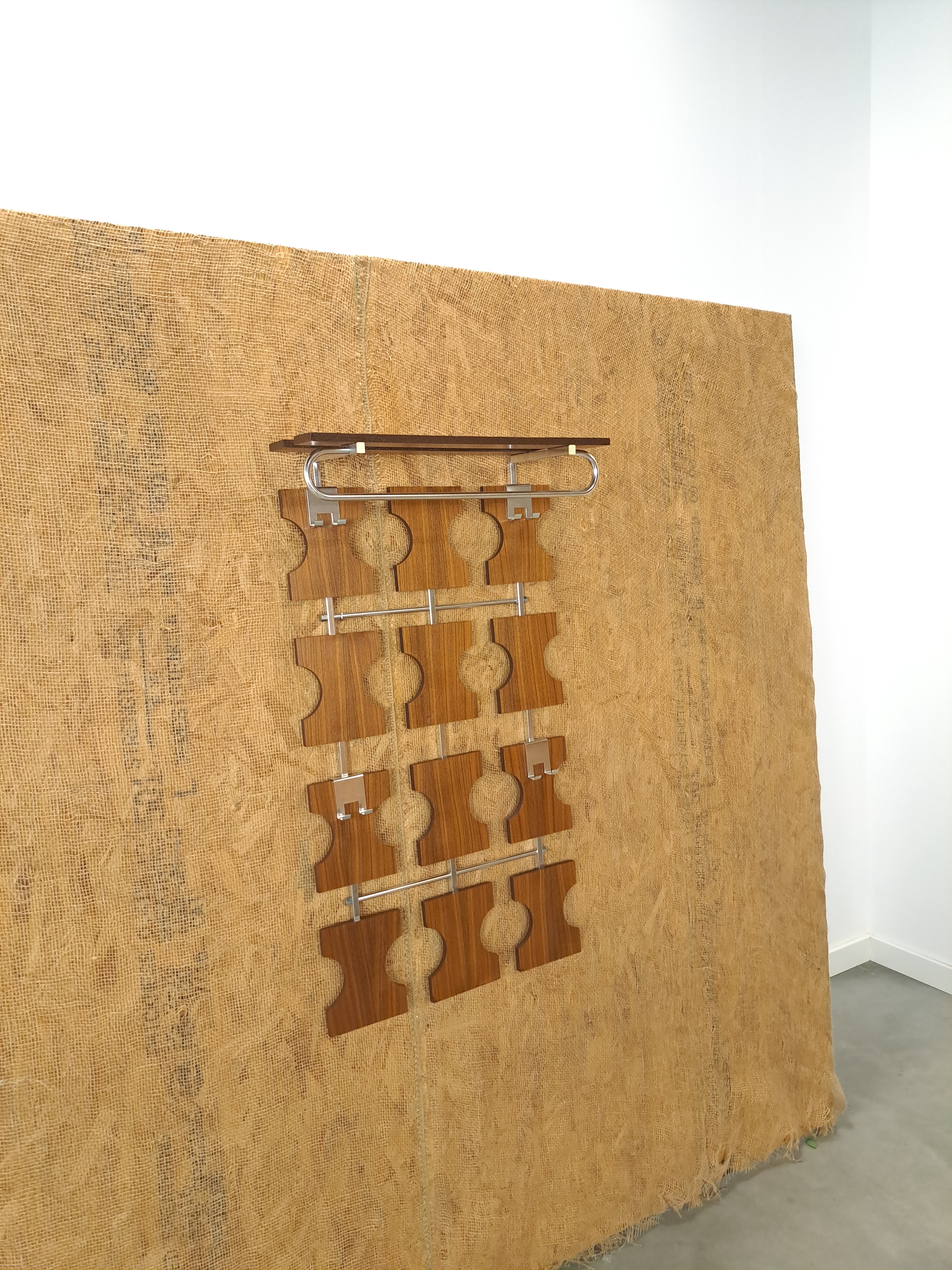 Vintage teak wandkapstok met chromen haken, nr. 20, kapstok