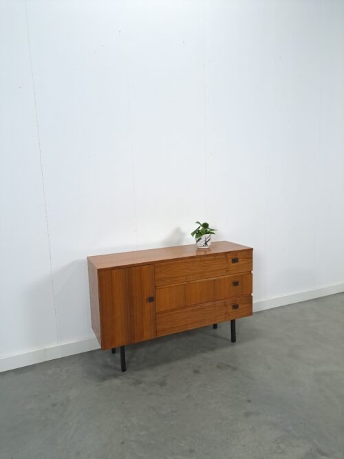 Vintage schoenenkast met opbergruimte en zwarte grepen, dressoir met kleppen