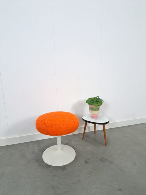Vintage space age wit metalen kruk met fluffy oranje kussen