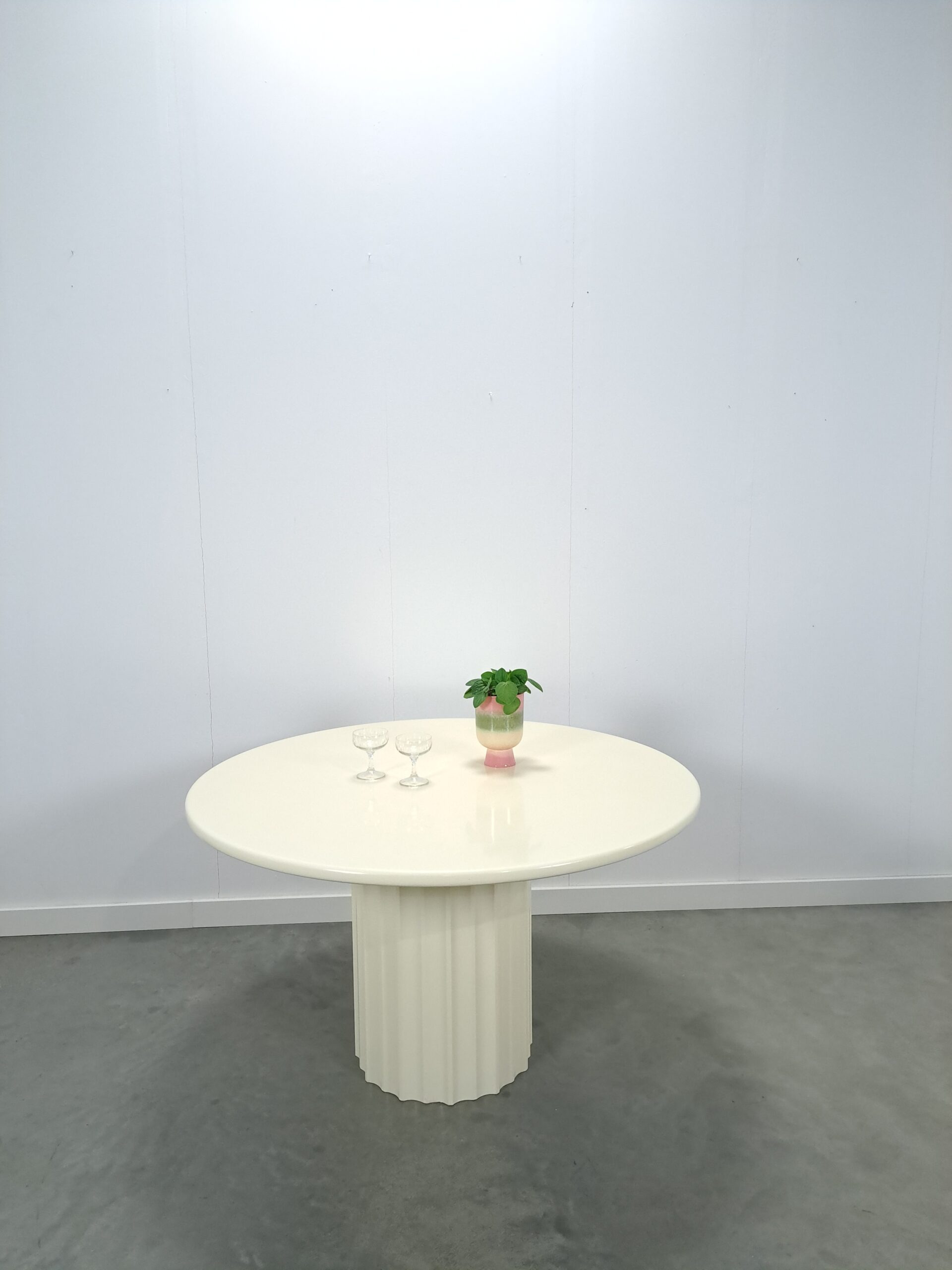 Vintage ronde creme eettafel met geribbelde poot
