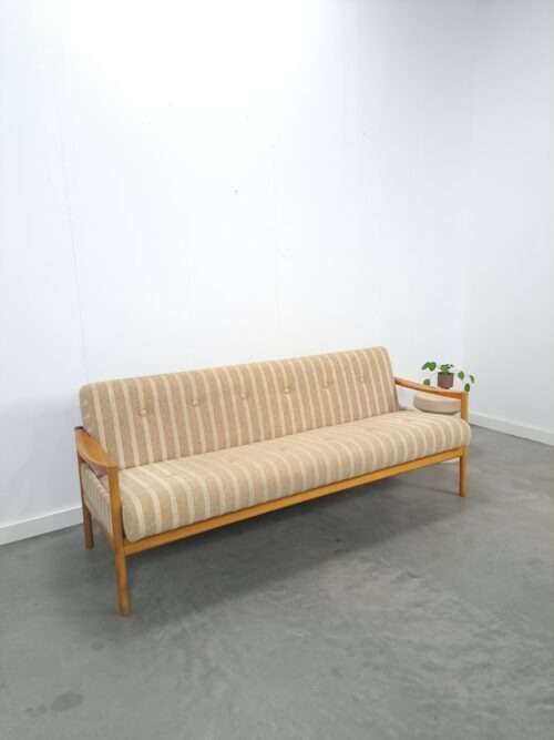 Vintage slaapbank beige gestreept met houten frame, zitbank