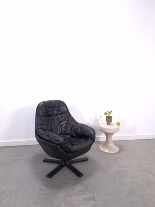 Vintage draaibare zwart leren fauteuil H.W. Klein voor Bramin uit Denemarken, leren stoel