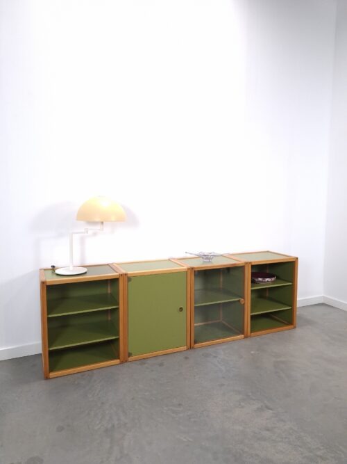 4-delige modulaire kastenset van het bekende Duitse designmerk Flötotto (Profilsystem) biedt het allemaal. Dankzij het iconische ontwerp met de kenmerkende beukenhouten frames en de sfeervolle groene panelen past deze set perfect in een modern, vintage of industrieel interieur.