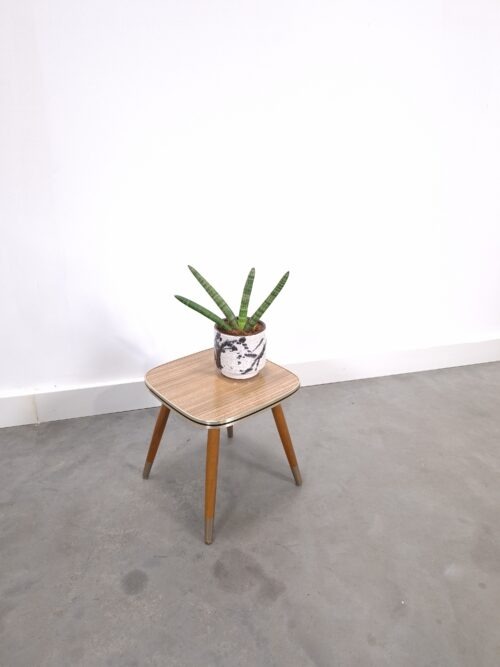 Vierkante bijzettafel plantentafel met formica houtlook blad, nr. 2