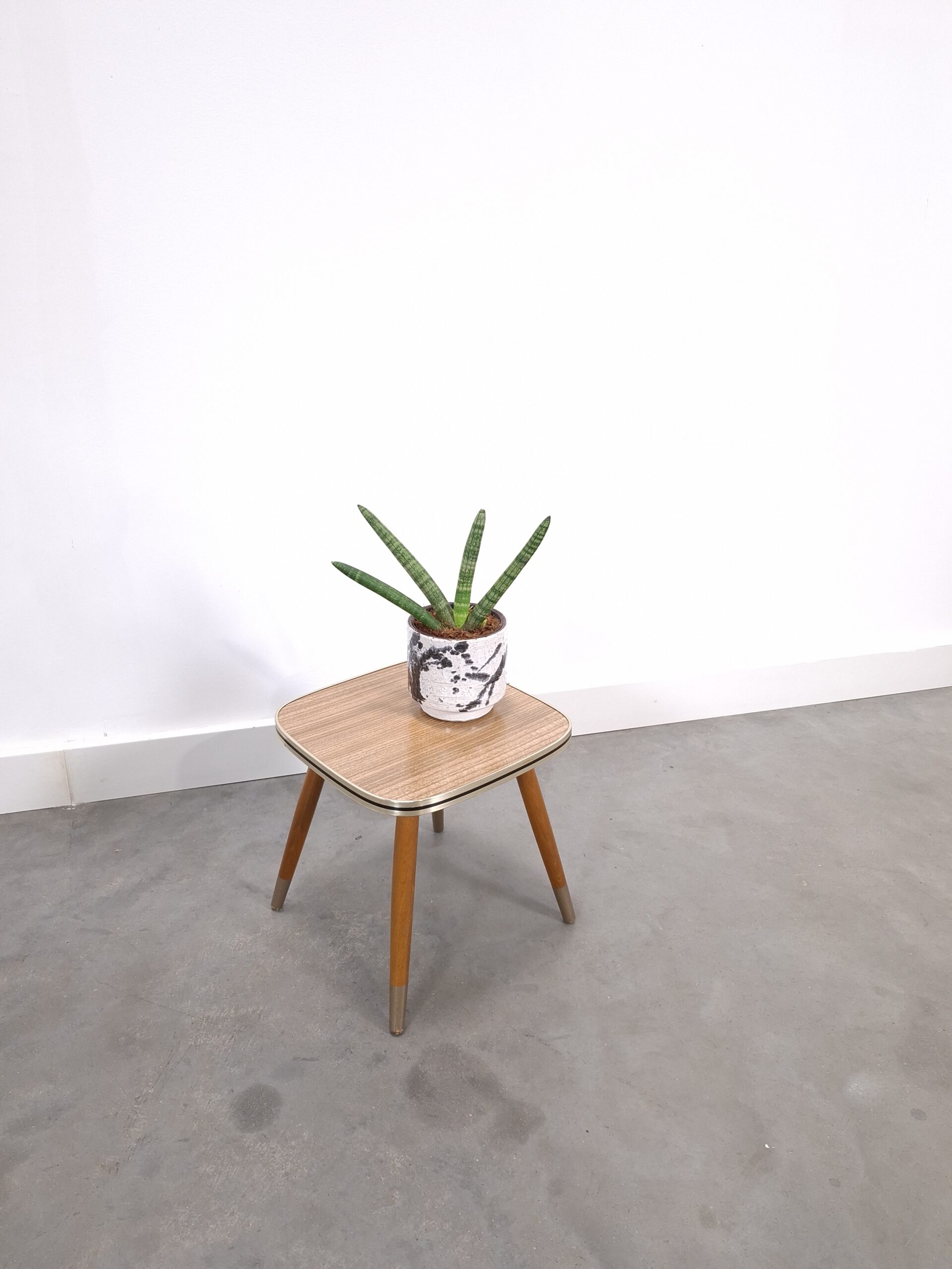 Vierkante bijzettafel plantentafel met formica houtlook blad, nr. 2